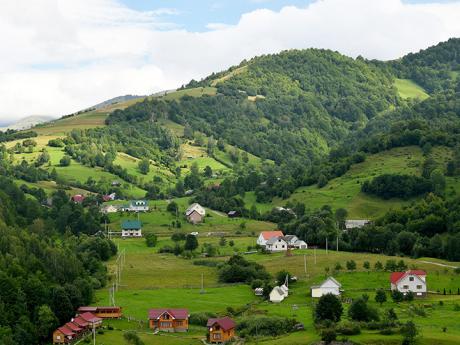 Vesnice Koločava z údolí stoupá i do okolních strání