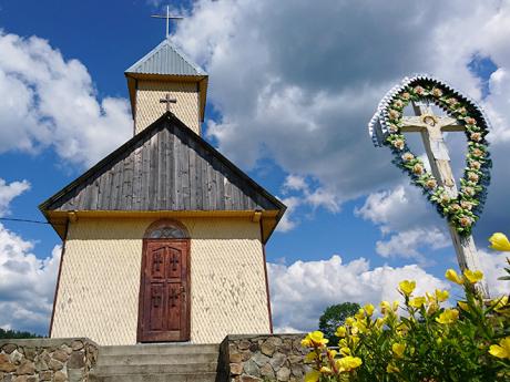 Roztomilý kostelík ve vesnici Svoboda poblíž Siněvirského jezera