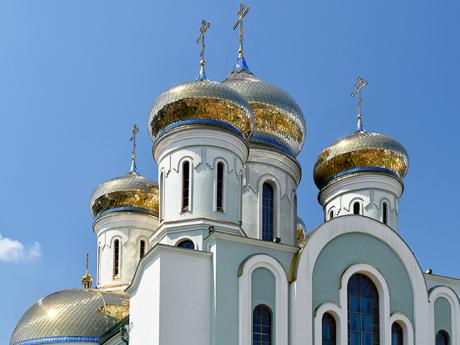 Třpytivé věžičky pravoslavného kostela v Chustu